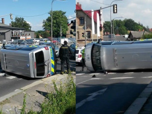 Policejní dodávka skončila po střetu s osobním autem na boku, nikdo se nezranil