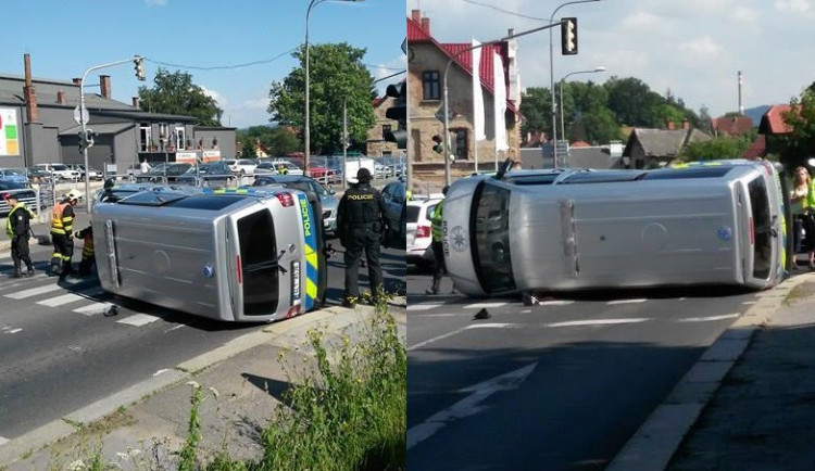 Policejní dodávka skončila po střetu s osobním autem na boku, nikdo se nezranil