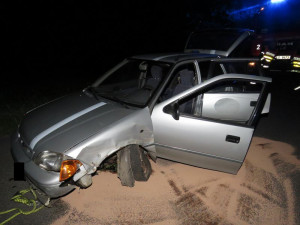 Opilý řidič se místo řízení věnoval hledání mobilu, naboural do stromu