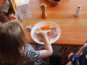 Politická korida: Měl by Liberecký kraj přispívat dětem z chudých rodin na obědy?