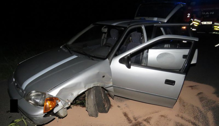 Opilý řidič se místo řízení věnoval hledání mobilu, havaroval do stromu