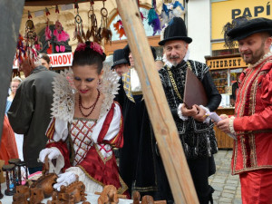 Náměstí před radnicí patřilo tradičnímu jarmarku, nechyběla Kateřina z Redernu ani zemský správce