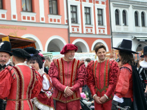 Náměstí před radnicí patřilo tradičnímu jarmarku, nechyběla Kateřina z Redernu ani zemský správce