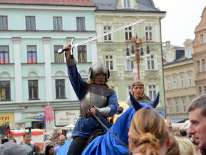 Náměstí před radnicí patřilo tradičnímu jarmarku, nechyběla Kateřina z Redernu ani zemský správce