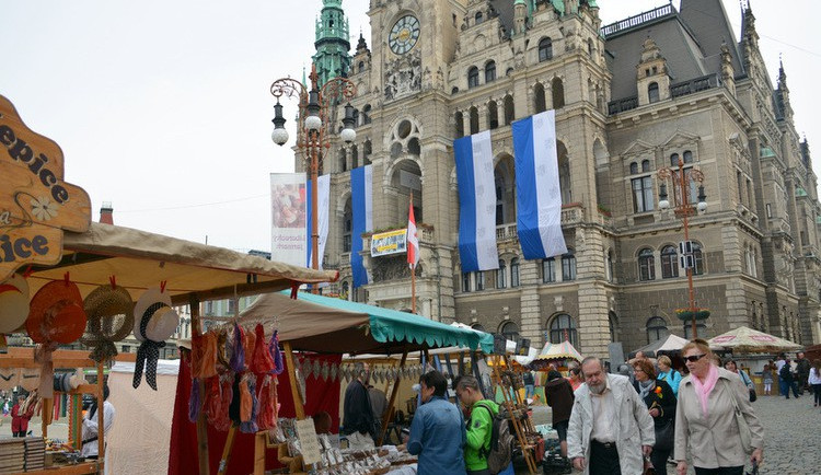 Náměstí před radnicí patřilo tradičnímu jarmarku, nechyběla Kateřina z Redernu ani zemský správce