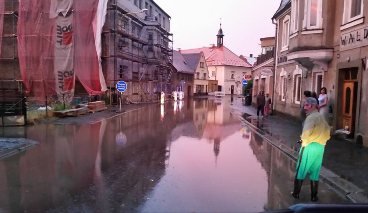 Prudký liják zaplavil ulice Frýdlantu a způsobil výpadek elektrického proudu