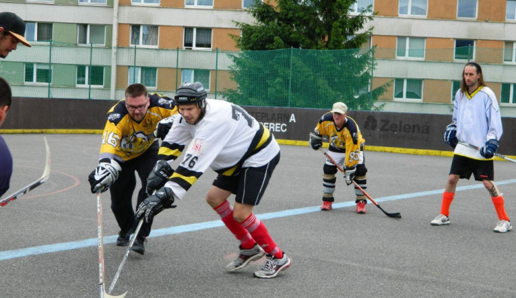 Po prvních zápasech hokejbalového playoff jsou na tom lépe Warriors a Rebels