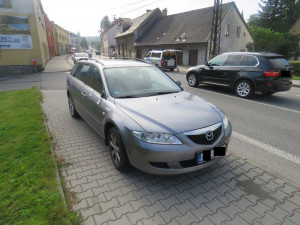 Seniorku srazilo projíždějící auto, těžce zraněná skončila v nemocnici