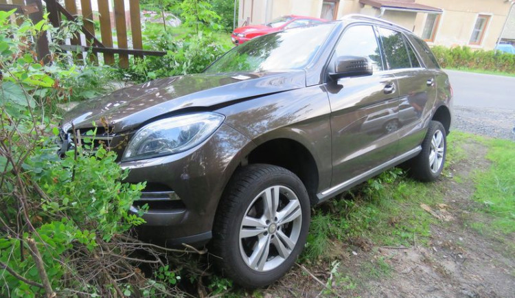 Střetu sice zabránil, své auto ale zapíchl do příkopu