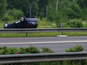 Nehoda na nájezdu na průtah Libercem. Osobní auto skončilo na střeše