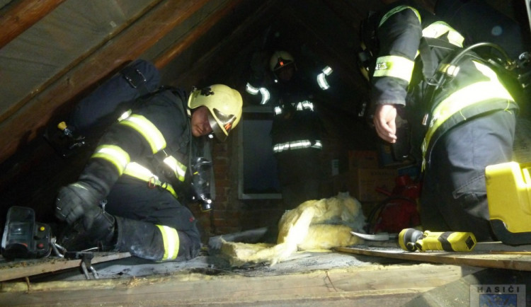 Blesk způsobil další požár domu, majitel se při hašení propadl podlahou