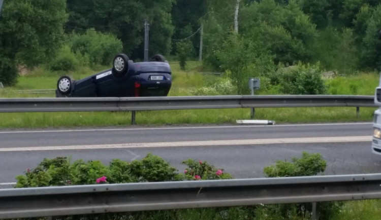 Nehoda na nájezdu na průtah Libercem. Osobní auto skončilo na střeše