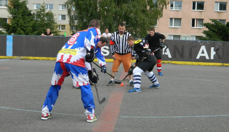Obě série playoff hokejbalistů vyrovnány. Rozhodne třetí zápas