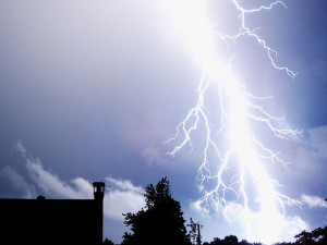 Vedra vystřídají silné bouřky. Meteorologové vydali na dnešní odpoledne varování