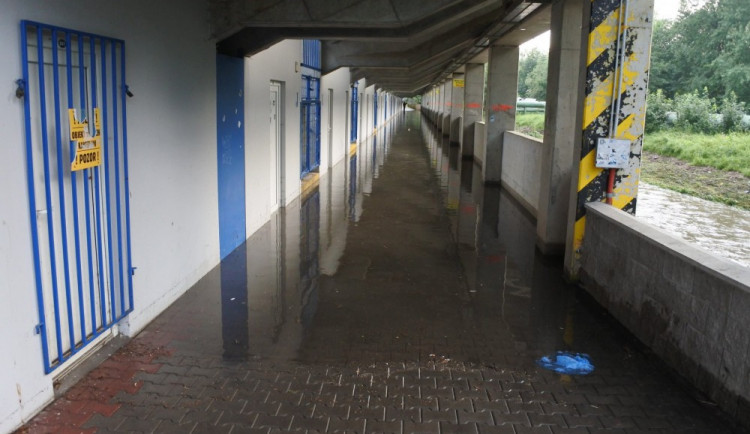 Zázemí stadionu Slovanu zaplavil přívalový déšť, plavala recepce i fanshop