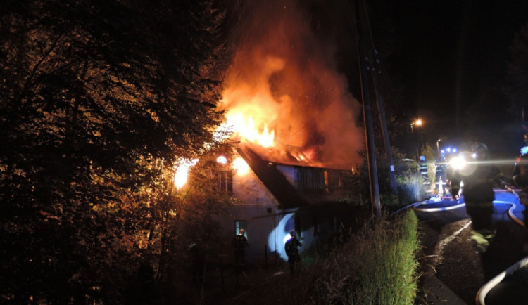 Noční požár rodinného domu v Poniklé zaměstnal osm jednotek hasičů