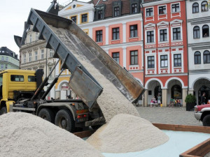 První várka písku dorazila v pondělí