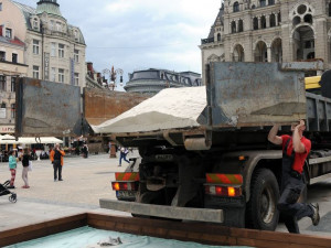 První várka písku dorazila v pondělí