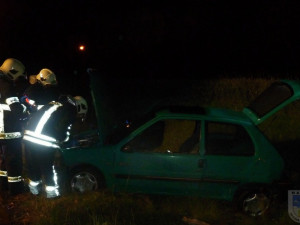 Zfetovaný Polák ujížděl hrádeckým policistům. Honičku zastavil až náraz do policejního auta