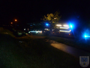 Zfetovaný Polák ujížděl hrádeckým policistům. Honičku zastavil až náraz do policejního auta