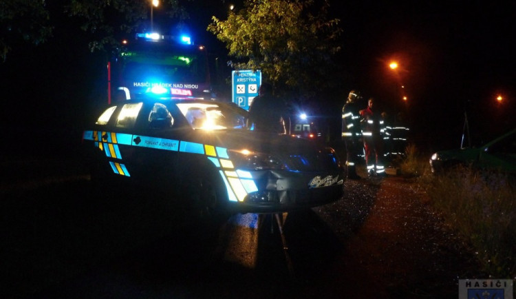 Zfetovaný Polák ujížděl hrádeckým policistům. Honičku zastavil až náraz do policejního auta