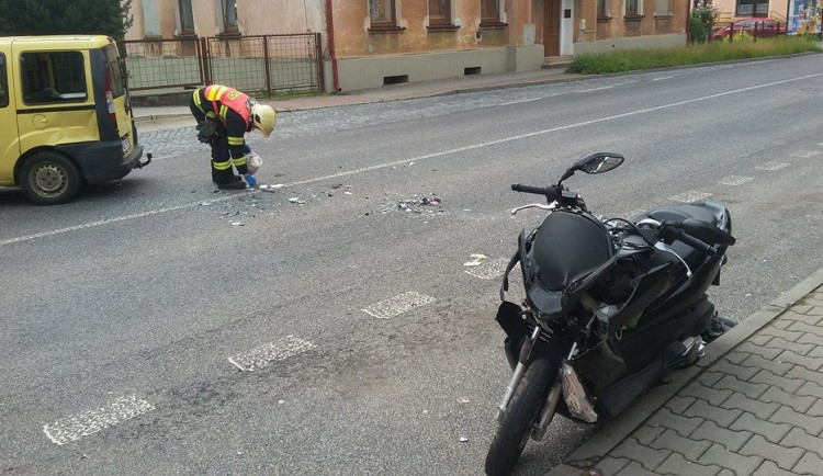 V Hodkovické ulici se střetl osobák s motocyklem, jeden člověk skončil v nemocnici