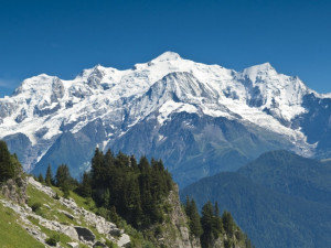 Nosiči se chystají vynést dva vozíčkáře na nejvyšší horu Evropy