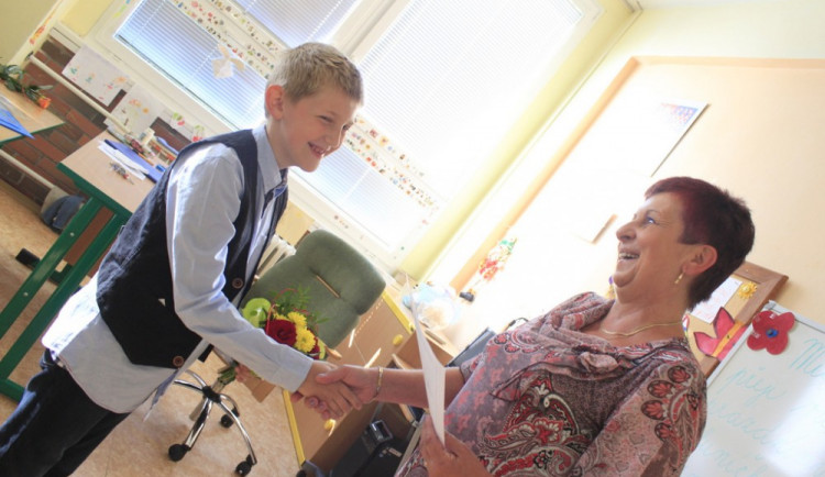 Ilustrační foto; předávání vysvědčení