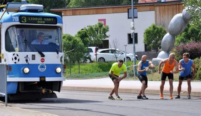 Běžci budou v sobotu soupeřit s tramvají. Kdo zvládne rychleji trať z Lidových sadů do Hanychova?