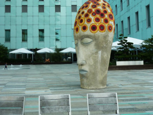 Nároží u radnice v Liberci zdobí obří hlava od Michala Trpáka