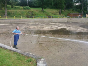 Koupaliště v Hejnicích museli po bouřce vypustit a vyčistit