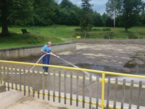 Koupaliště v Hejnicích museli po bouřce vypustit a vyčistit