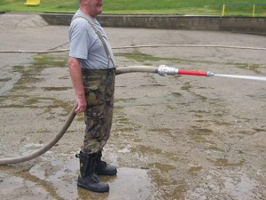 Koupaliště v Hejnicích museli po bouřce vypustit a vyčistit