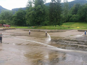 Koupaliště v Hejnicích museli po bouřce vypustit a vyčistit