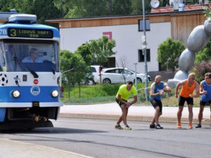 Běžci budou v sobotu soupeřit s tramvají. Kdo zvládne rychleji trať z Lidových sadů do Hanychova?