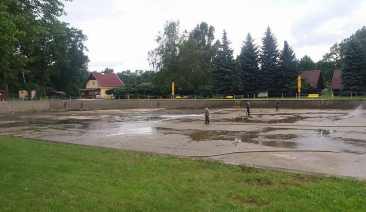 Koupaliště v Hejnicích museli po bouřce vypustit a vyčistit
