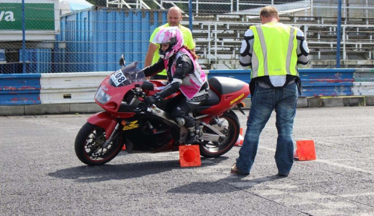 Učitelé autoškol se zapotili na polygonu v Sosnové