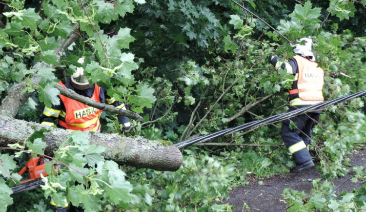 Bez proudu jsou po bouřce stovky domácností v Libereckém kraji