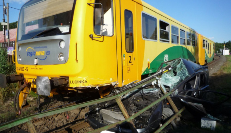U Sedmihorek se srazil vlak s osobním autem. Z vozidla zbyla jen hromada plechu