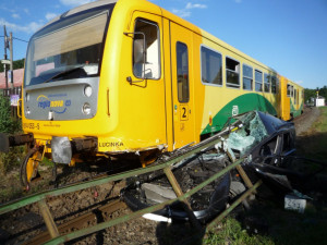U Sedmihorek se srazil vlak s osobním autem. Z vozidla zbyla jen hromada plechu