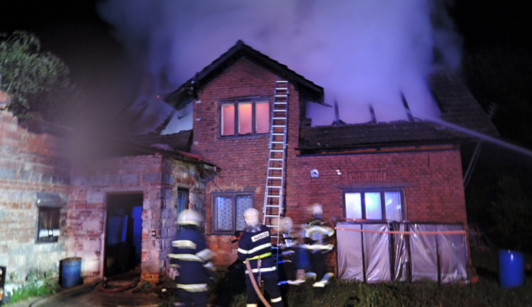 Noční tragický požár mohla způsobit technická závada i nešťastná náhoda