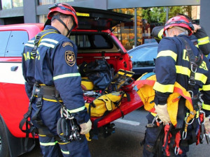 Tragédie v liberecké teplárně. S trojicí dělníků se utrhla plošina uvnitř komína