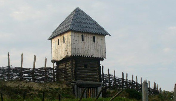 Parta nadšenců staví u Vítkova venkovské sídlo z 12. století