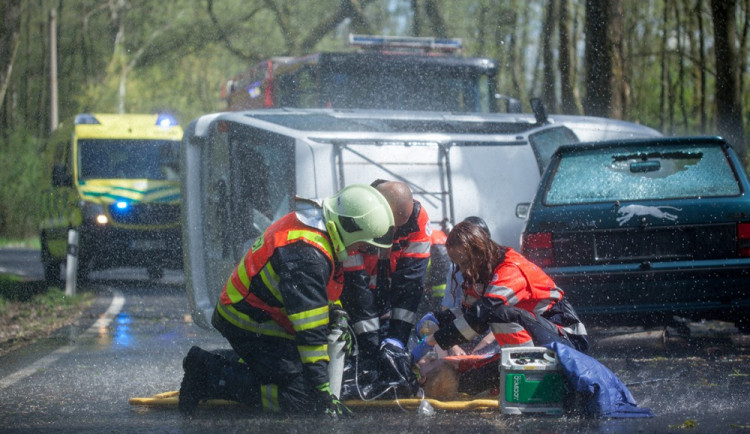 Zdaleka ne všichni řidiči si poradí na místě dopravní nehody