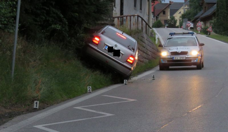 Opilý řidič zapíchl auto do svahu u silnice, nadýchal přes 1,5 promile