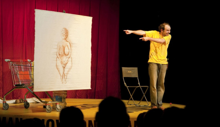 SOUTĚŽ: Ušetřete pár stovek a vyrazte na představení Caveman zadarmo