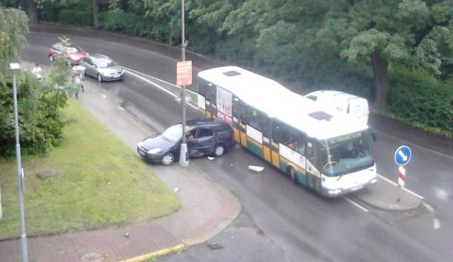 Po nehodě v centru Liberce ujel neznámo kam, zachytila ho ale kamera