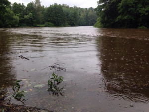 Hladiny řek se pomalu vrací do normálu, silnice z Černous na Boleslav zůstává uzavřena