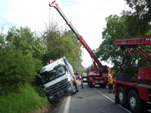 Vyprošťování kamionu zablokovalo frekventovanou silnici u Turnova