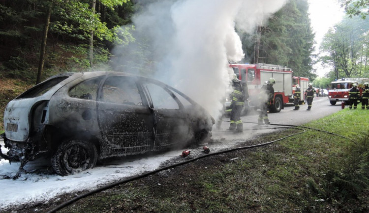 Z osobního auta zbyla jen ohořelá karoserie